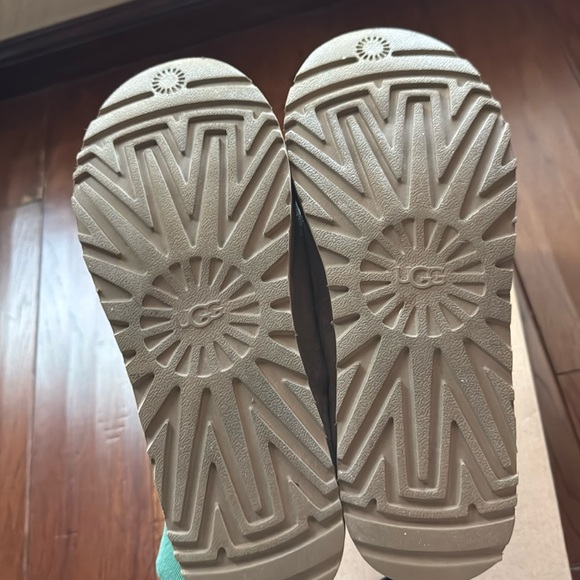 Brand New Women’s Ugg Tasmans in color Caribou. - Picture 4 of 5